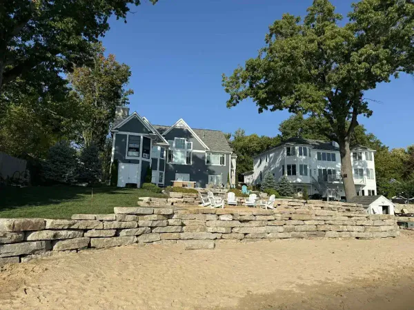 Retaining wall with integrated landscape grading